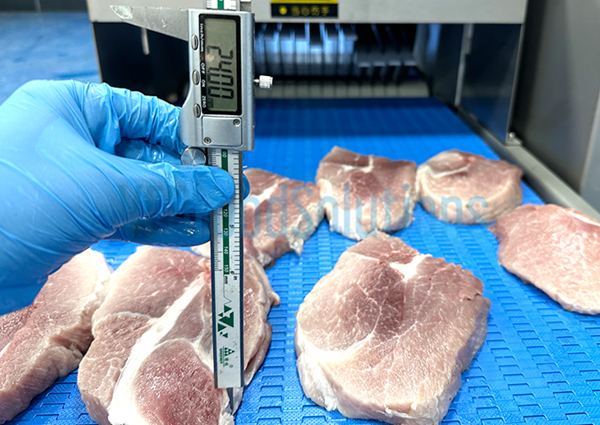 Meat strip cutting machine with high precision cutting 